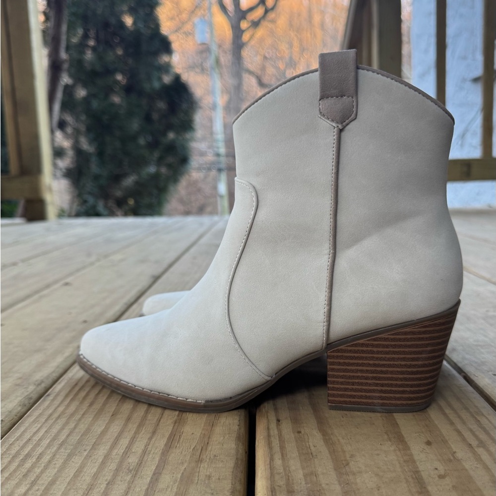 A.N.A size 8 Off-White Ankle Boots *Only worn once!